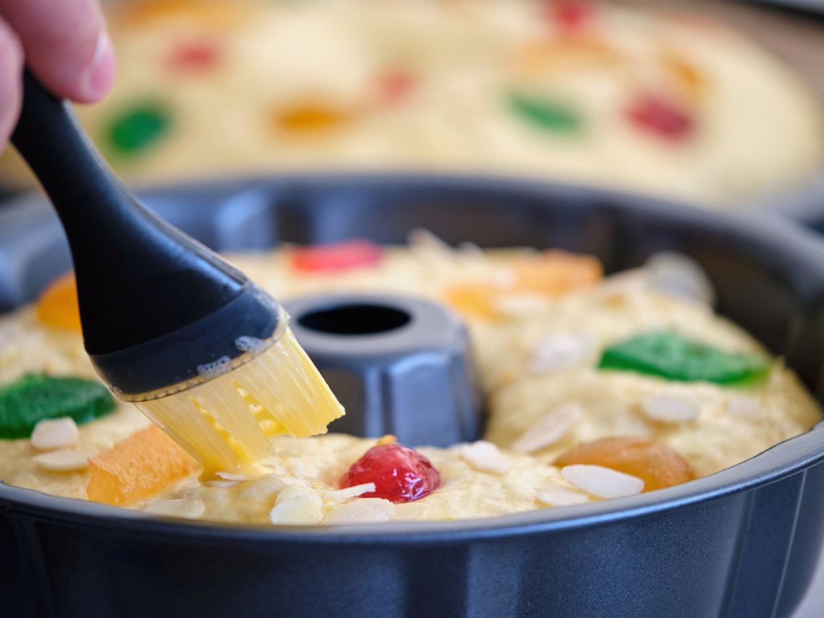 El agua de azahar debe mezclarse siempre con los líquidos, nunca sobre la harina seca directamente