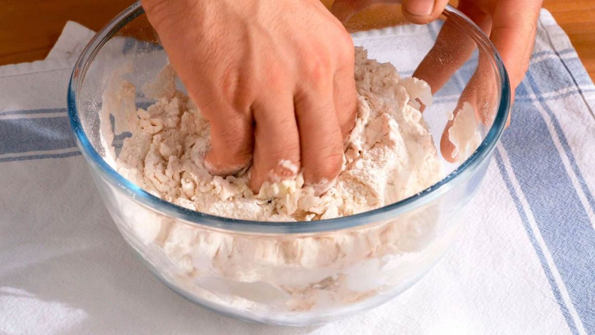 Amasando hasta conseguir una masa elástica y homogénea para los muffins ingleses