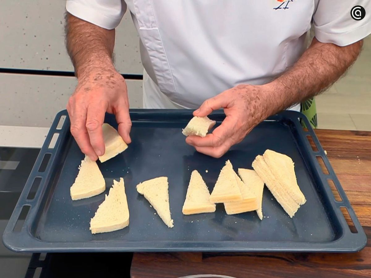 Tuesta el pan en el horno para acompañar las almejas al pimentón