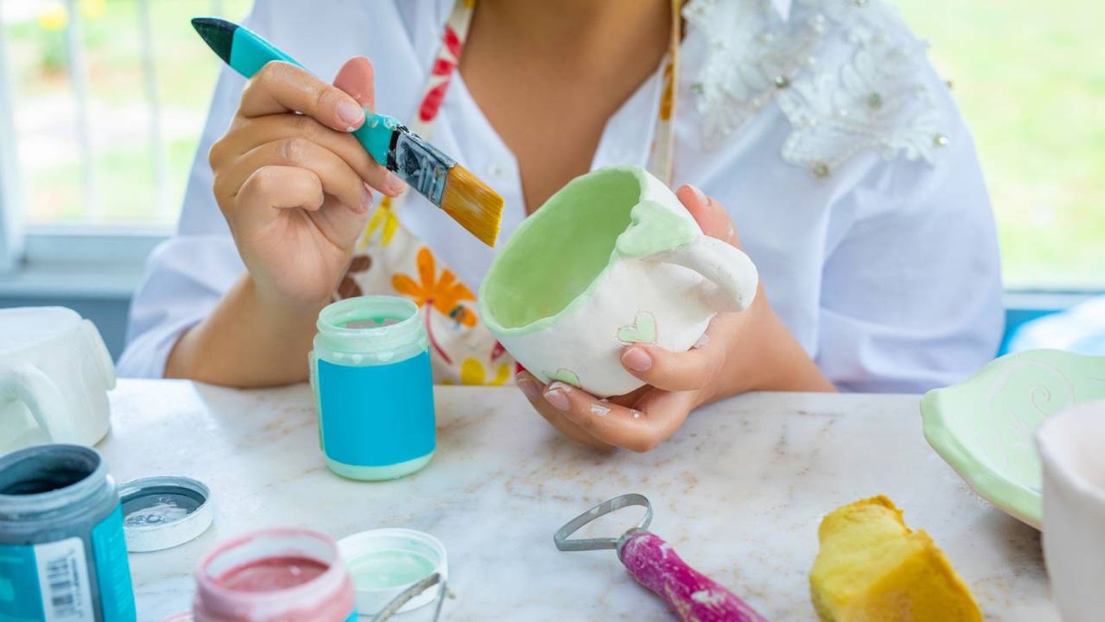 Pintar una taza.