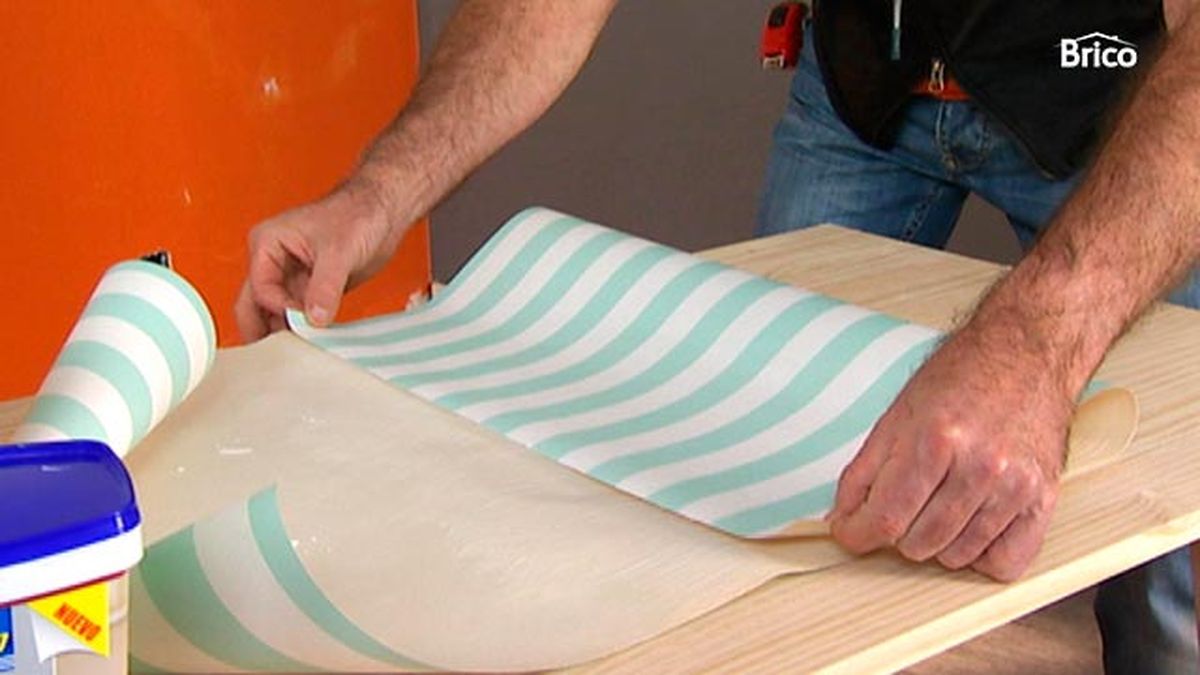 Empapelar la pared paso 6