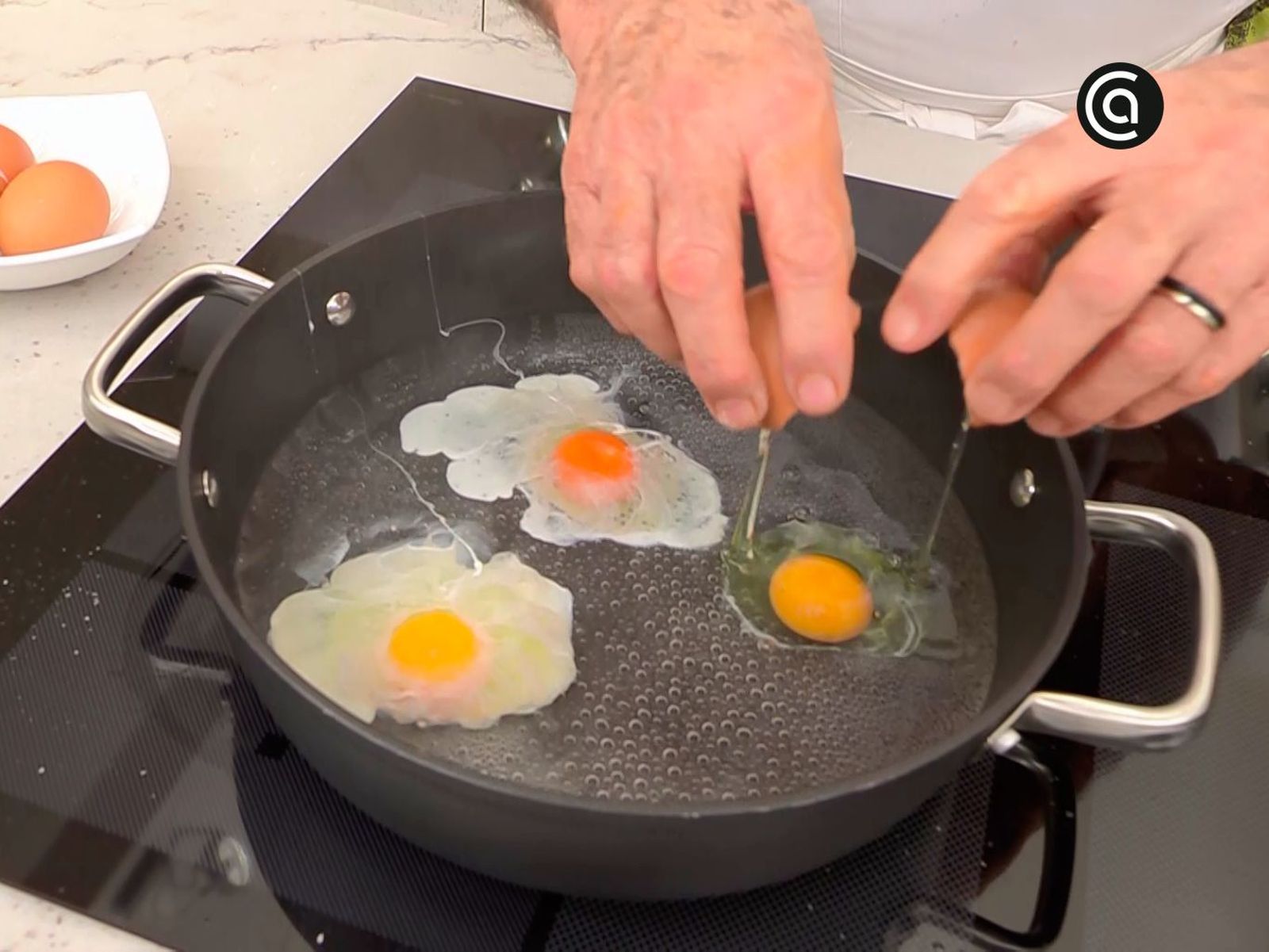 Cómo hacer huevos escalfados - Casca los huevos sobre el agua hirviendo Cómo hacer huevos escalfados - Casca los huevos sobre el agua hirviendo