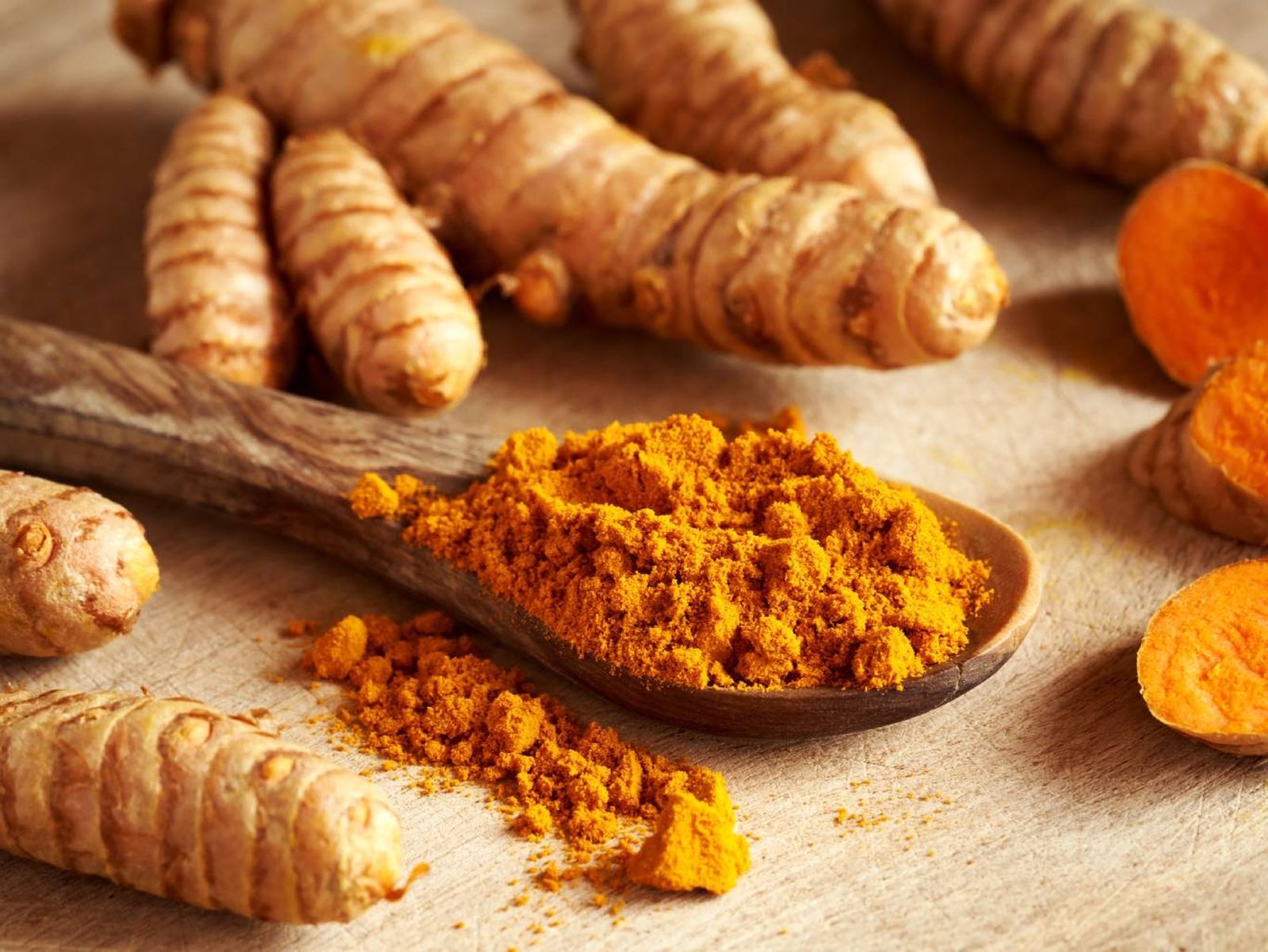 La cúrcuma es una raíz de intenso color naranja, rica en curcumina, un antiinflamatorio natural. La cúrcuma es una raíz de intenso color naranja, rica en curcumina, un antiinflamatorio natural.