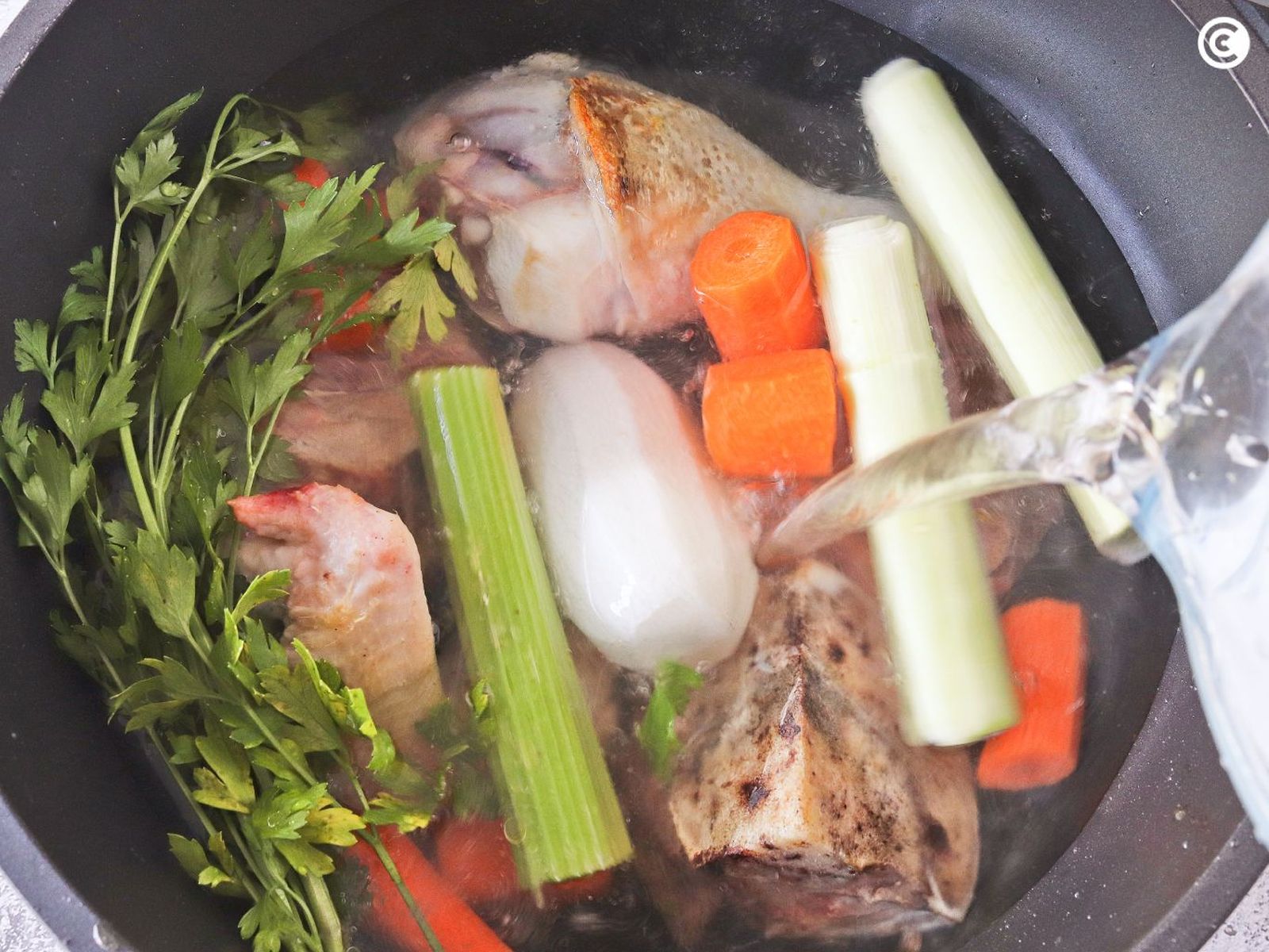 Cubrir los ingredientes del consomé con agua