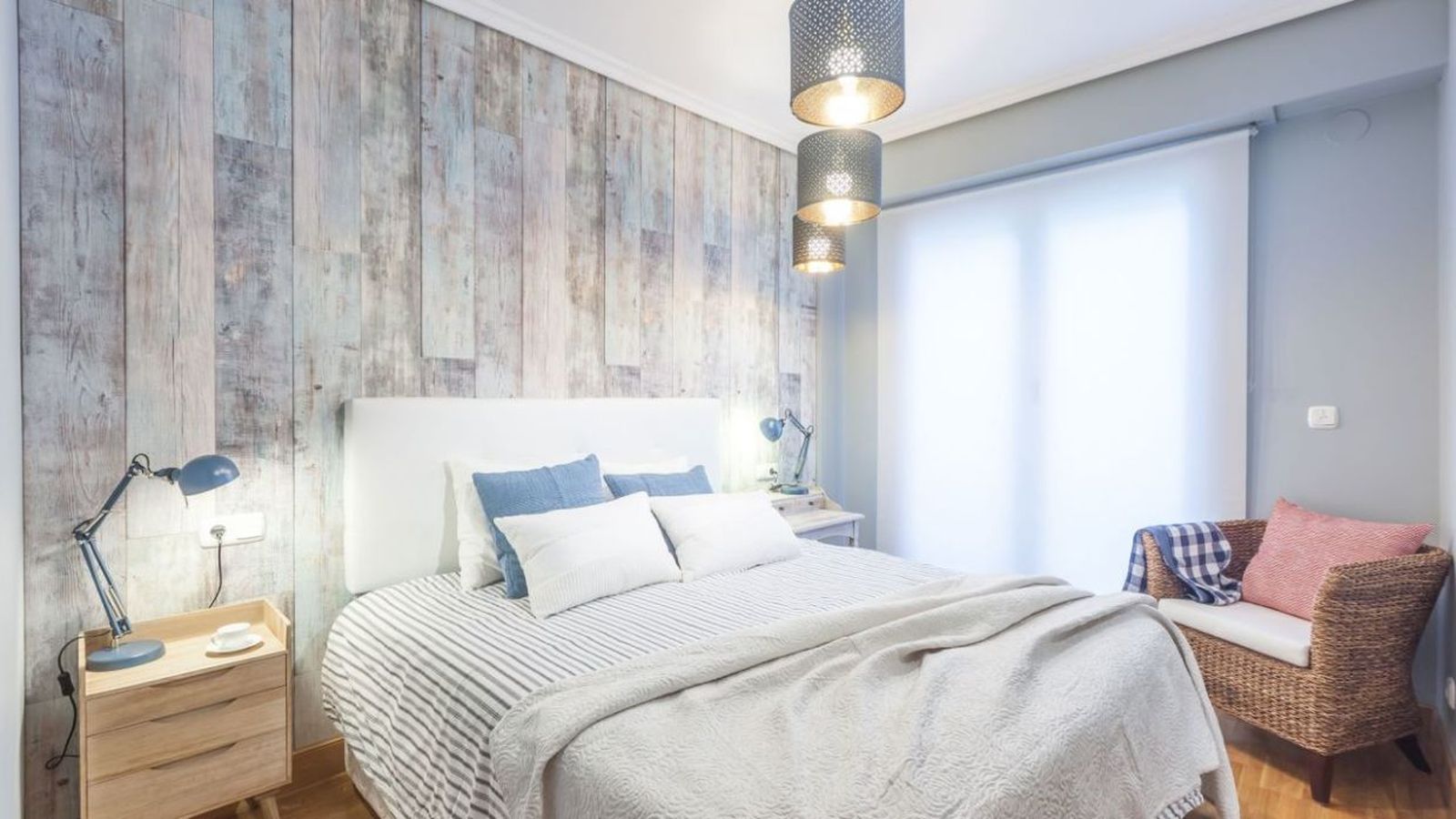 Dormitorio cálido y acogedor en azul y gris
