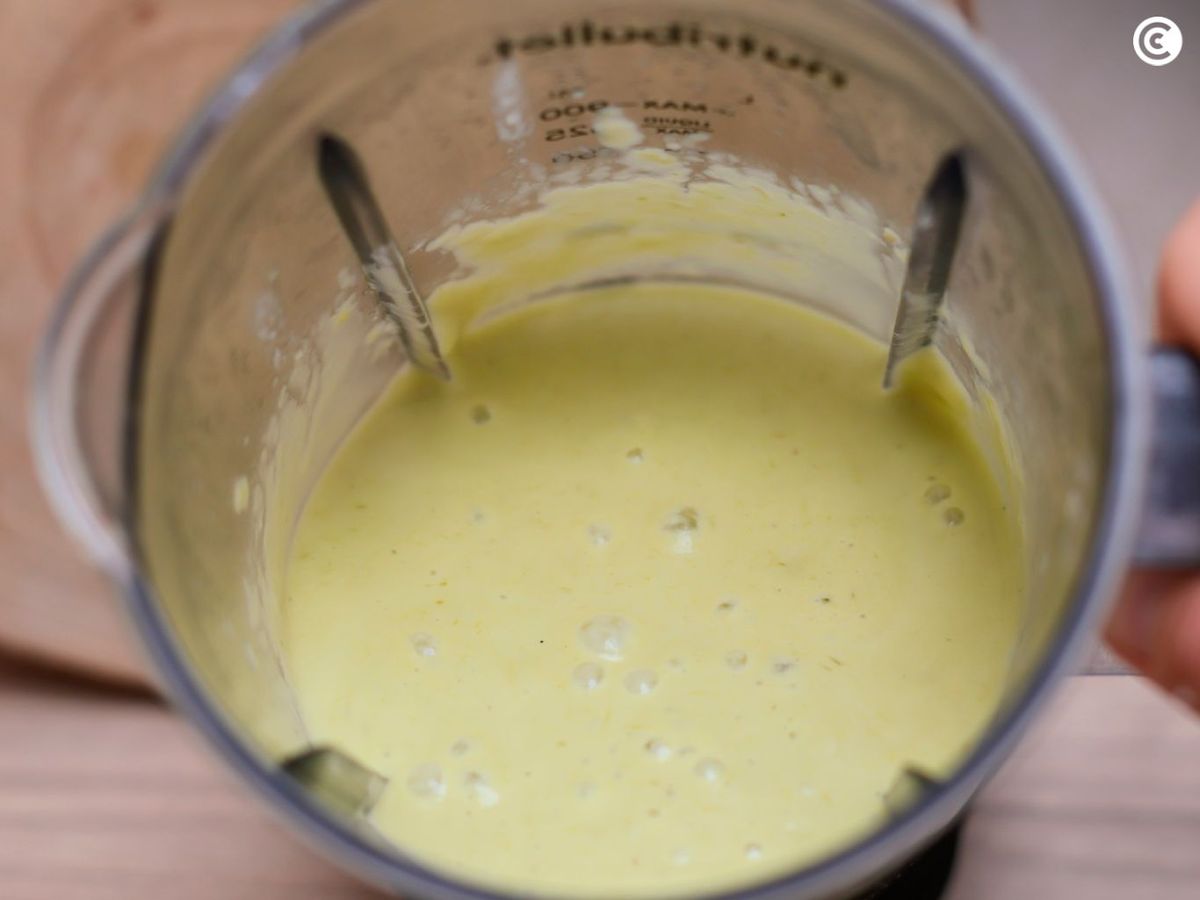 Triturar la crema de espárragos verdes