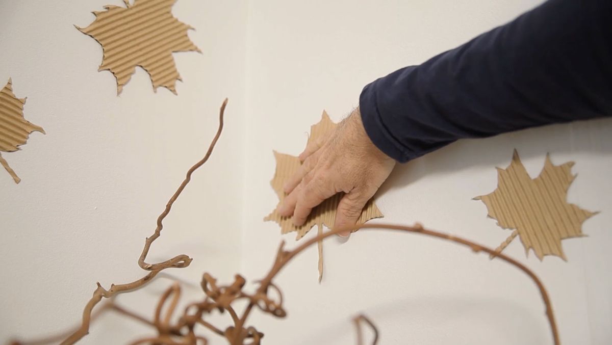 Cómo hacer hojas de cartón para decorar la pared paso 4
