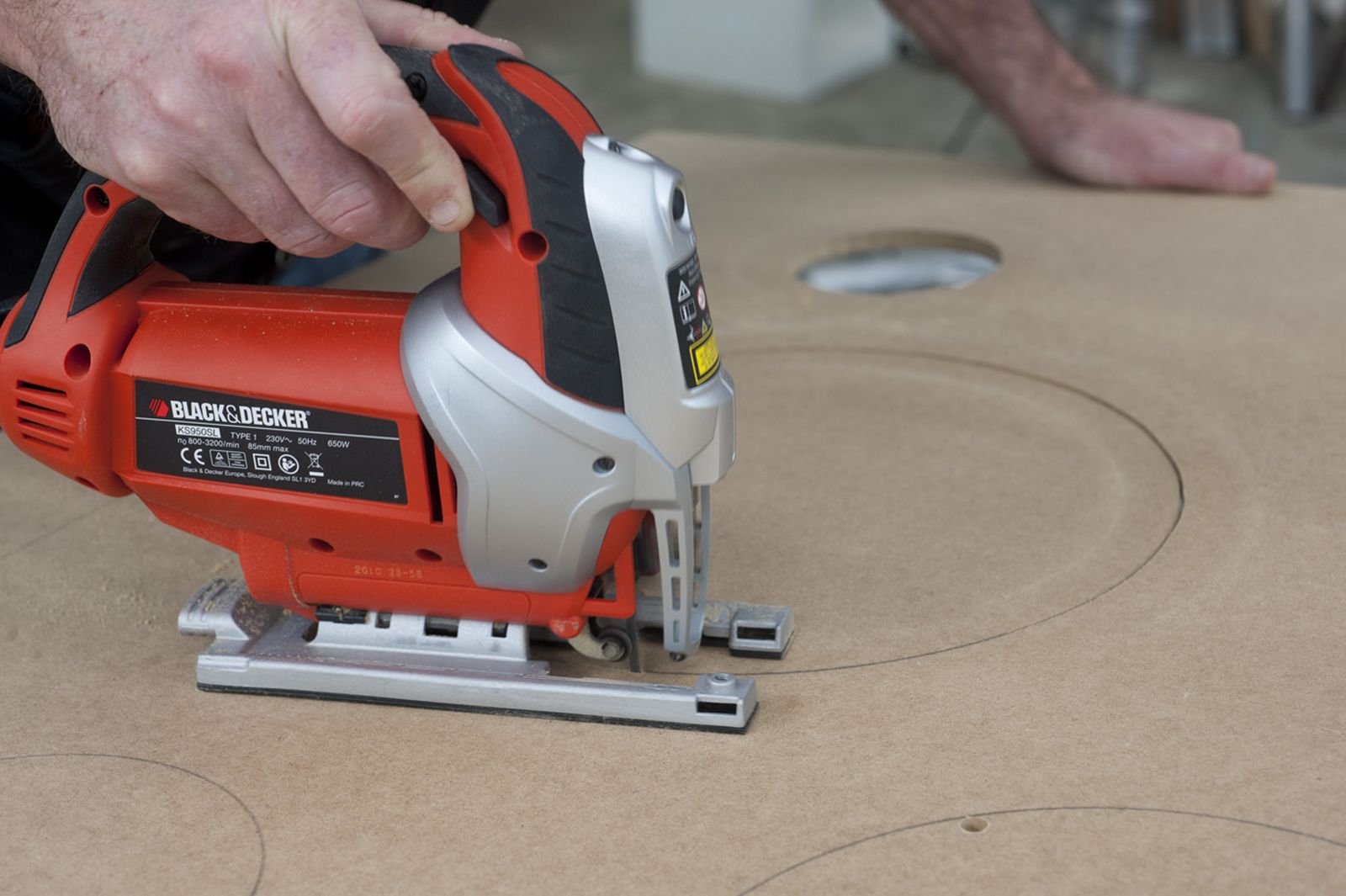 Cómo hacer un círculo en un tablero de madera paso 3 Cómo hacer un círculo en un tablero de madera paso 3