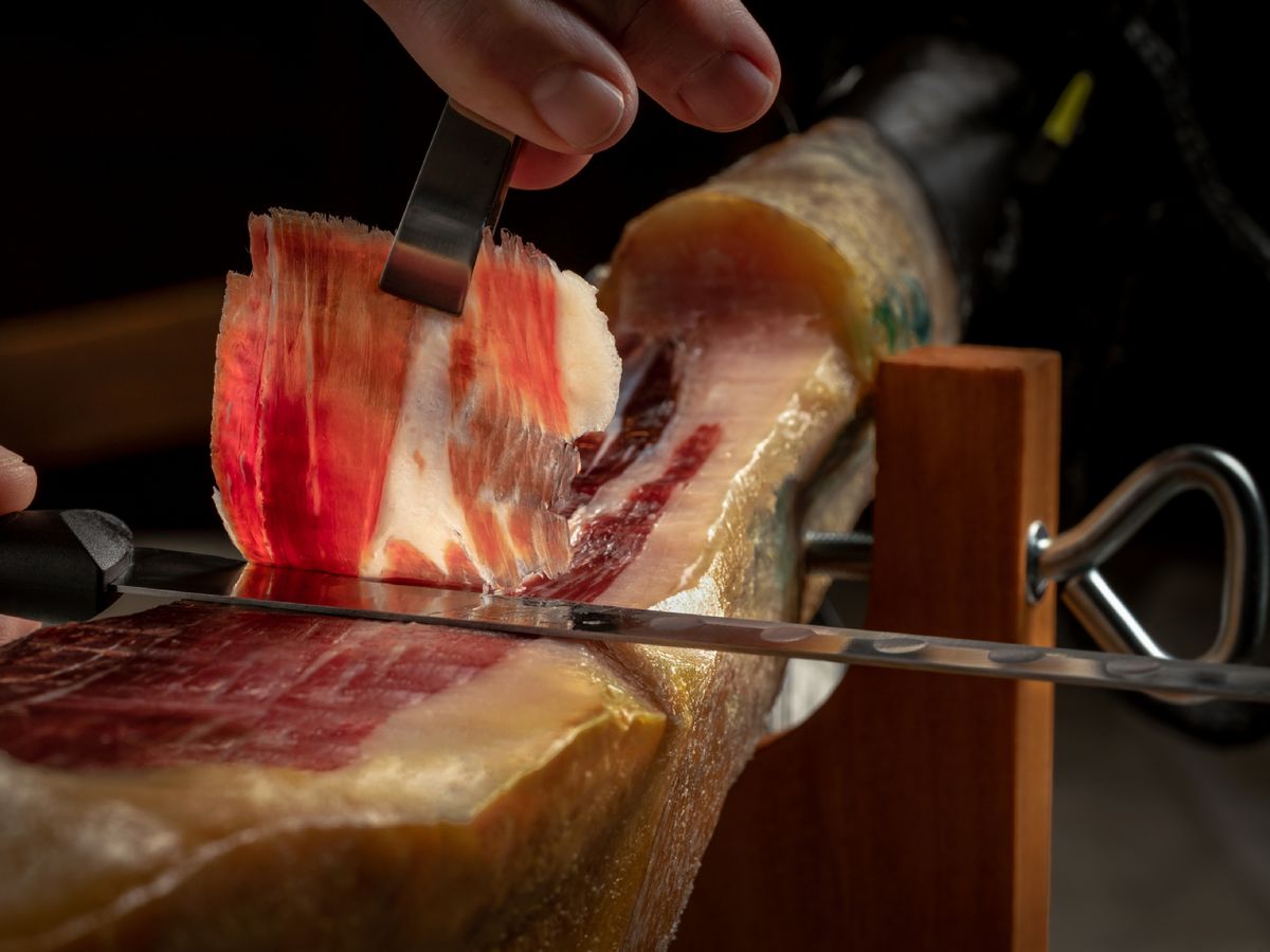 Un buen corte empieza con calma, cuchillo afilado y respeto por el producto.