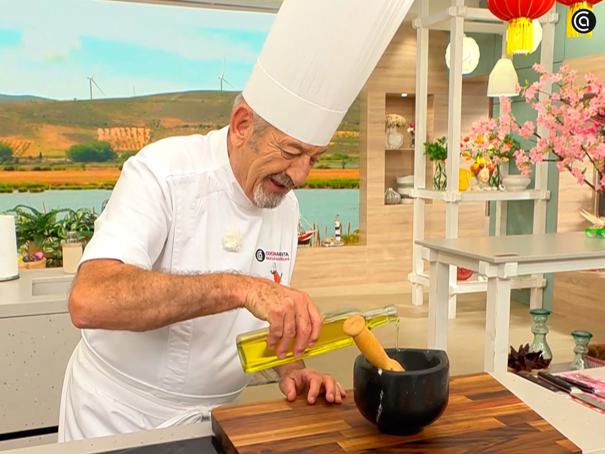 Mezcla ajo, aceite, vinagre y mostaza a la antigua para el aliño