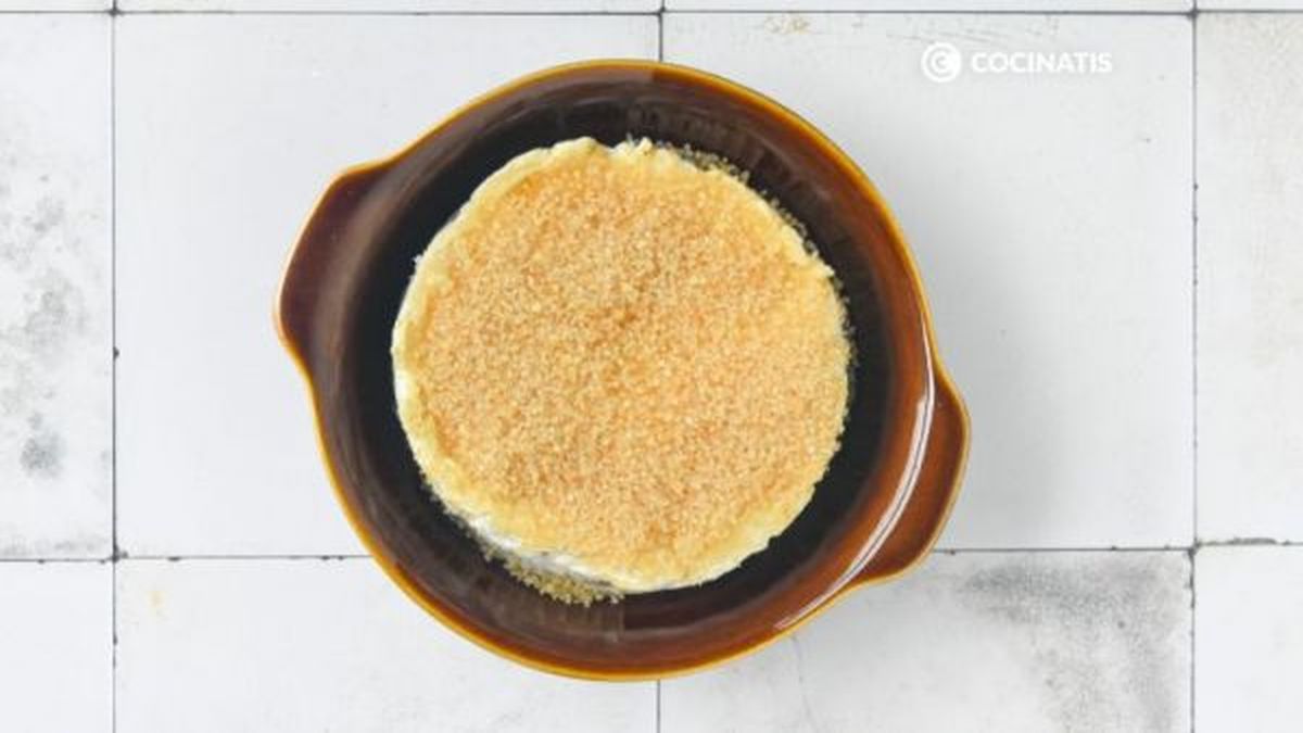 Cubrimos el queso con azúcar moreno