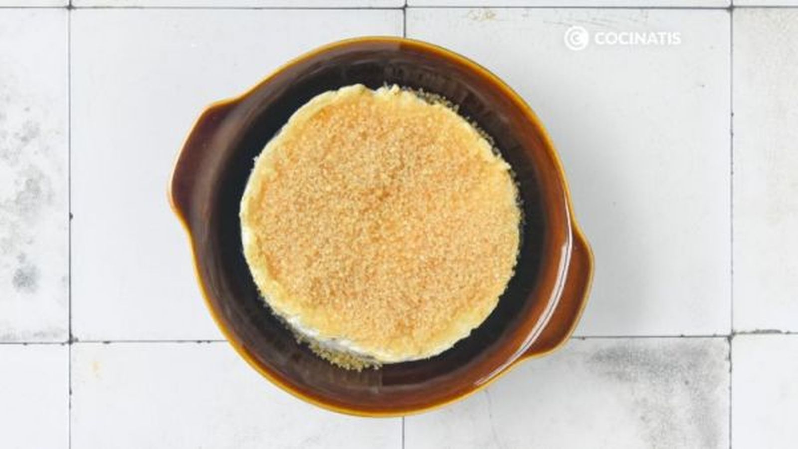 Cubrimos el queso con azúcar moreno