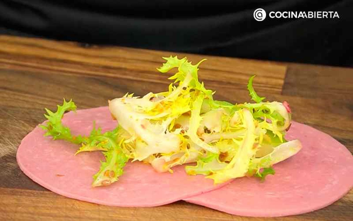 Forma un rulo con la ensalada