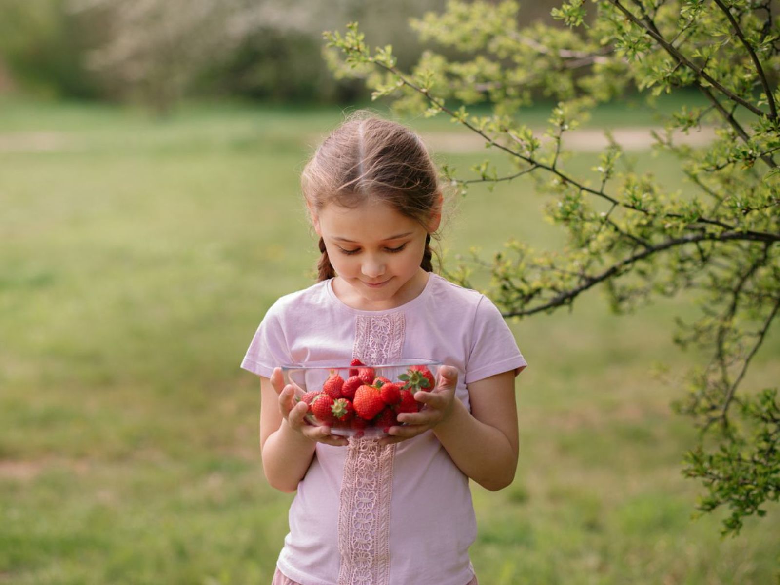 Niña con frescas del huerto.