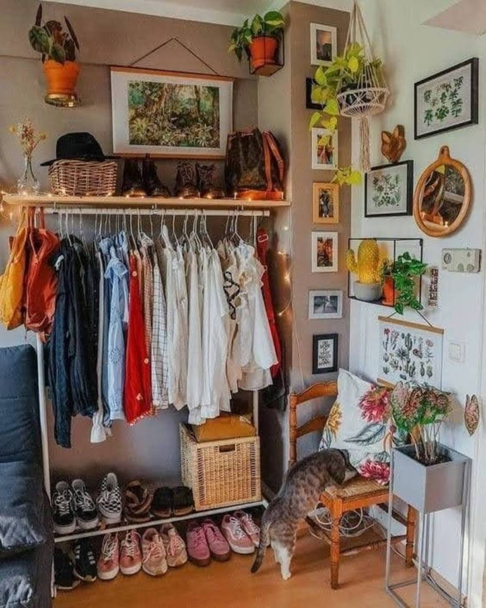 Vestidor pequeño de estilo hippie. Vestidor pequeño de estilo hippie.