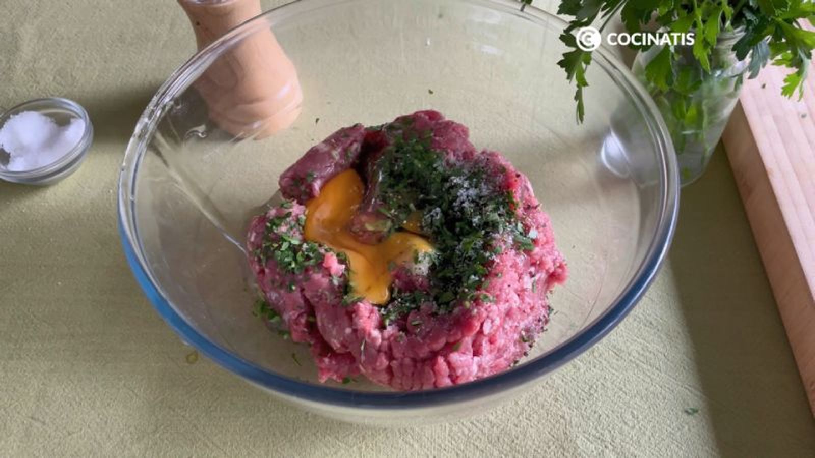 Preparamos la masa de las albóndigas Preparamos la masa de las albóndigas