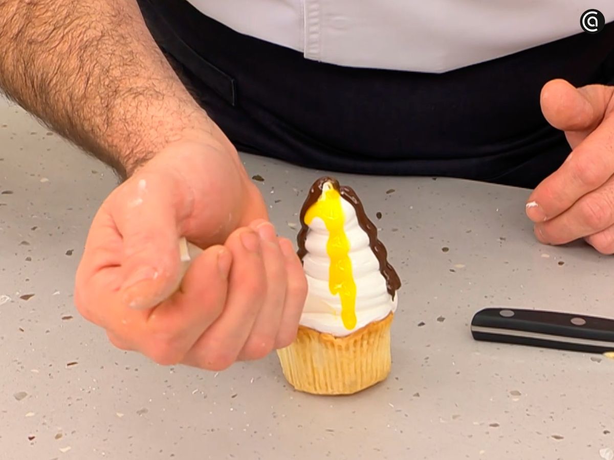 Termina las carolinas de Bilbao con finos hilos de chocolate y crema de yema