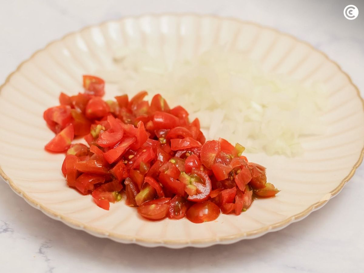 Preparar los ingredientes frescos para acompañar los nachos con guacamole