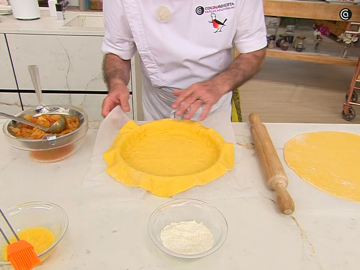 Coloca la masa en un molde con papel vegetal