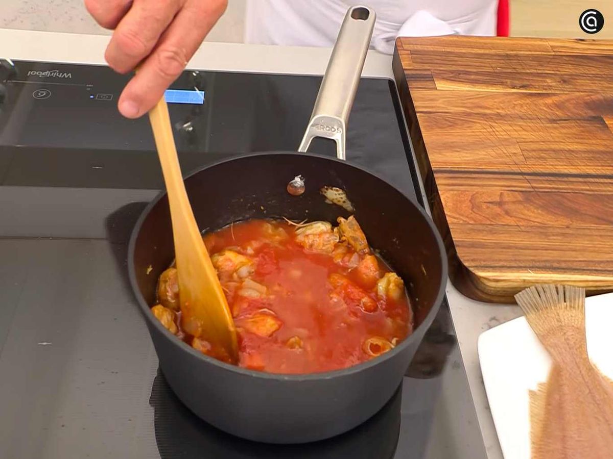 Añade la harina y el tomate