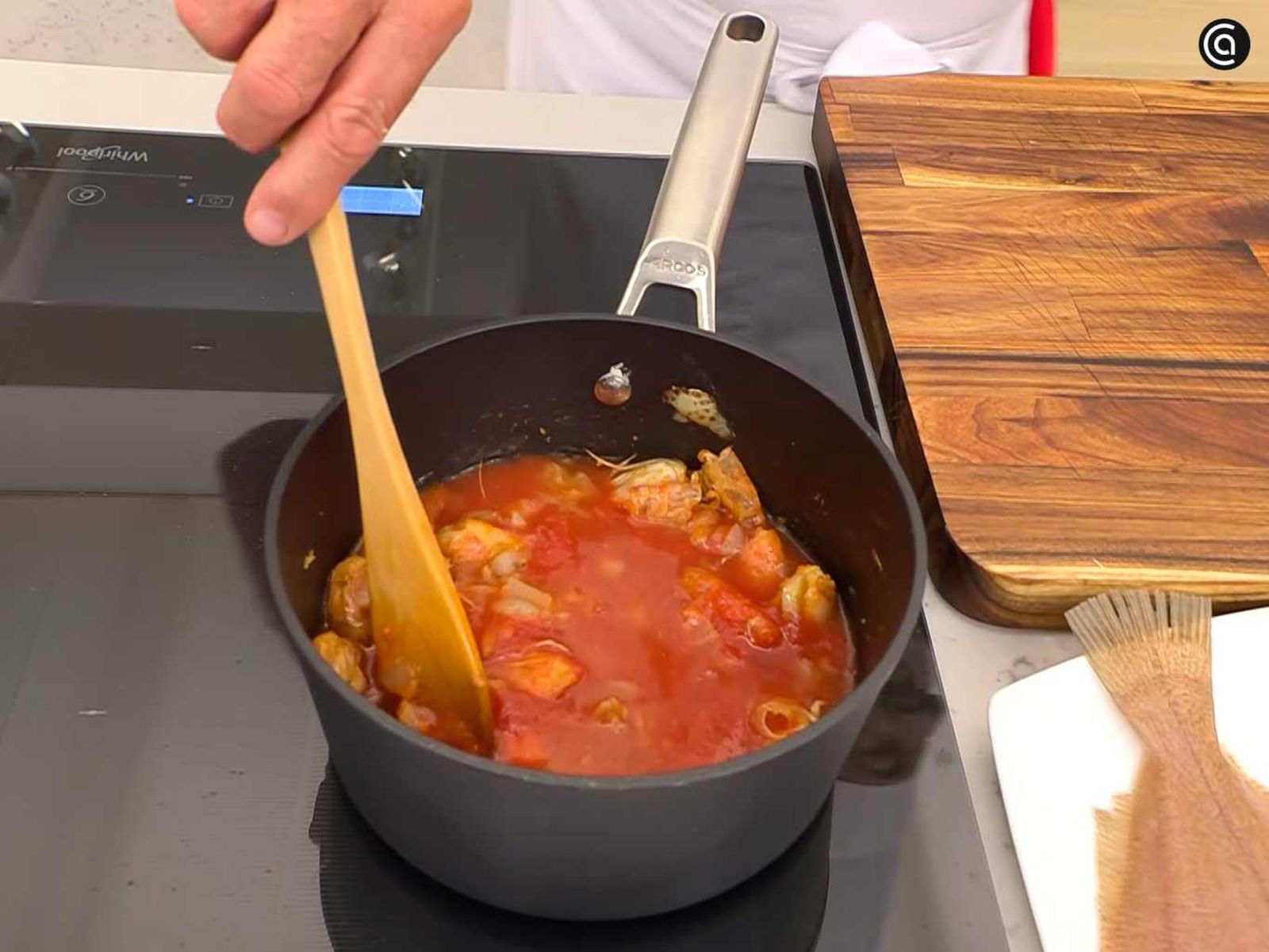 Añade la harina y el tomate Añade la harina y el tomate