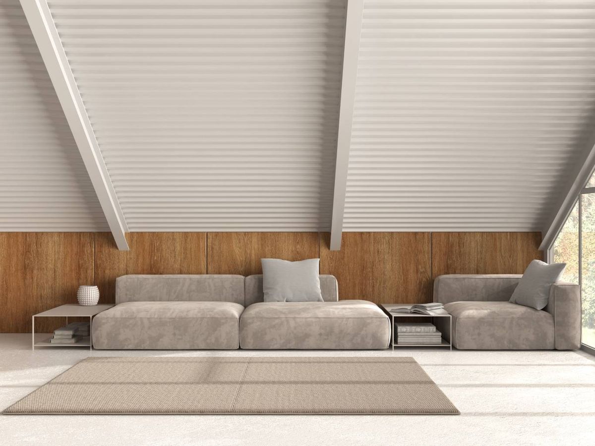 Salón moderno con techo de bóveda de madera.