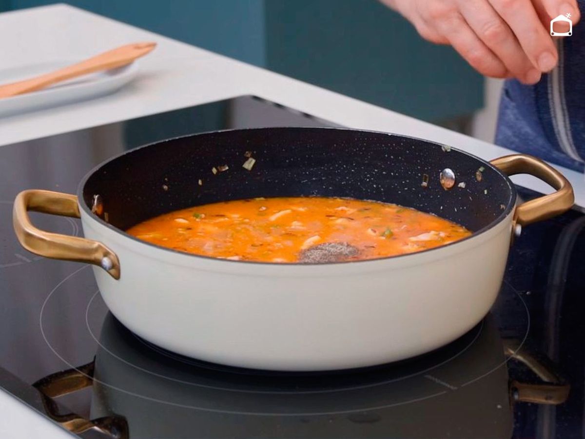 Deja cocer el guiso de arroz con pollo