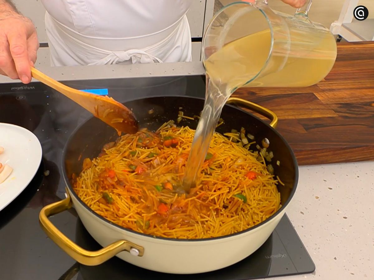 Agrega los fideos y vierte el caldo por encima