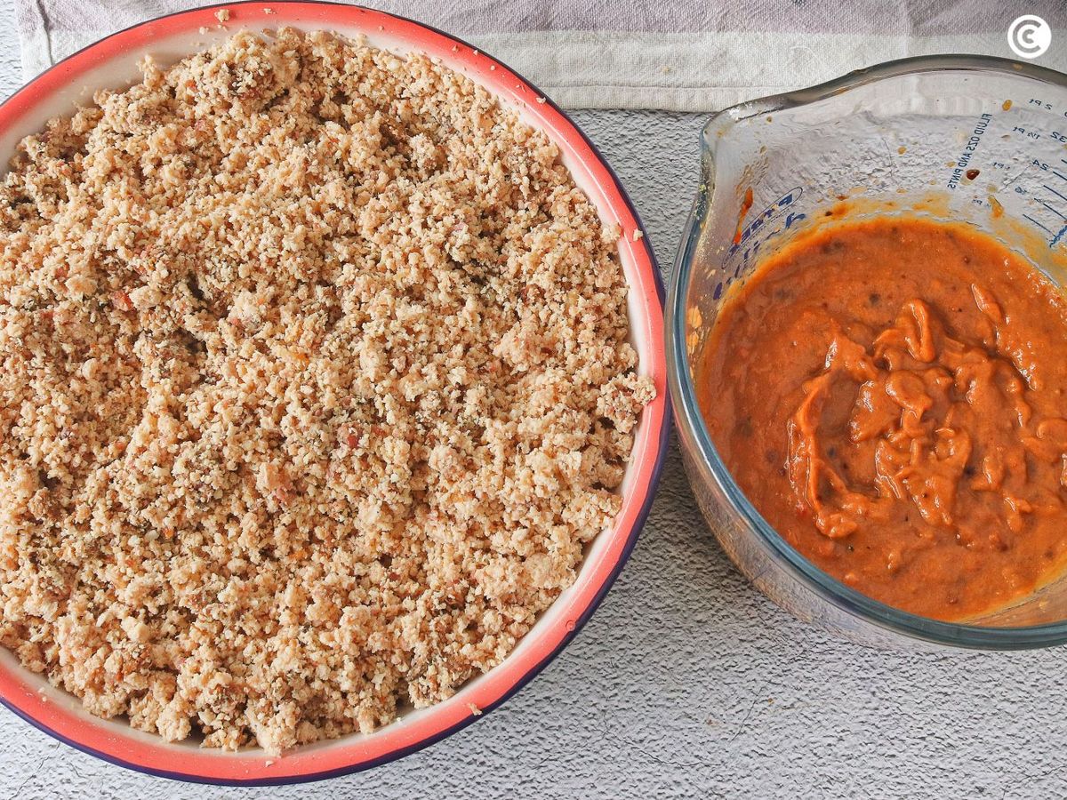 Picar la carne y triturar las verduras para rellenar los canelones de San Esteban