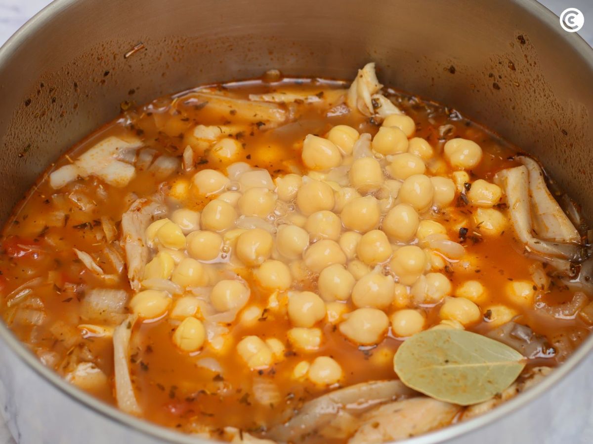 Añade los garbanzos a los callos veganos