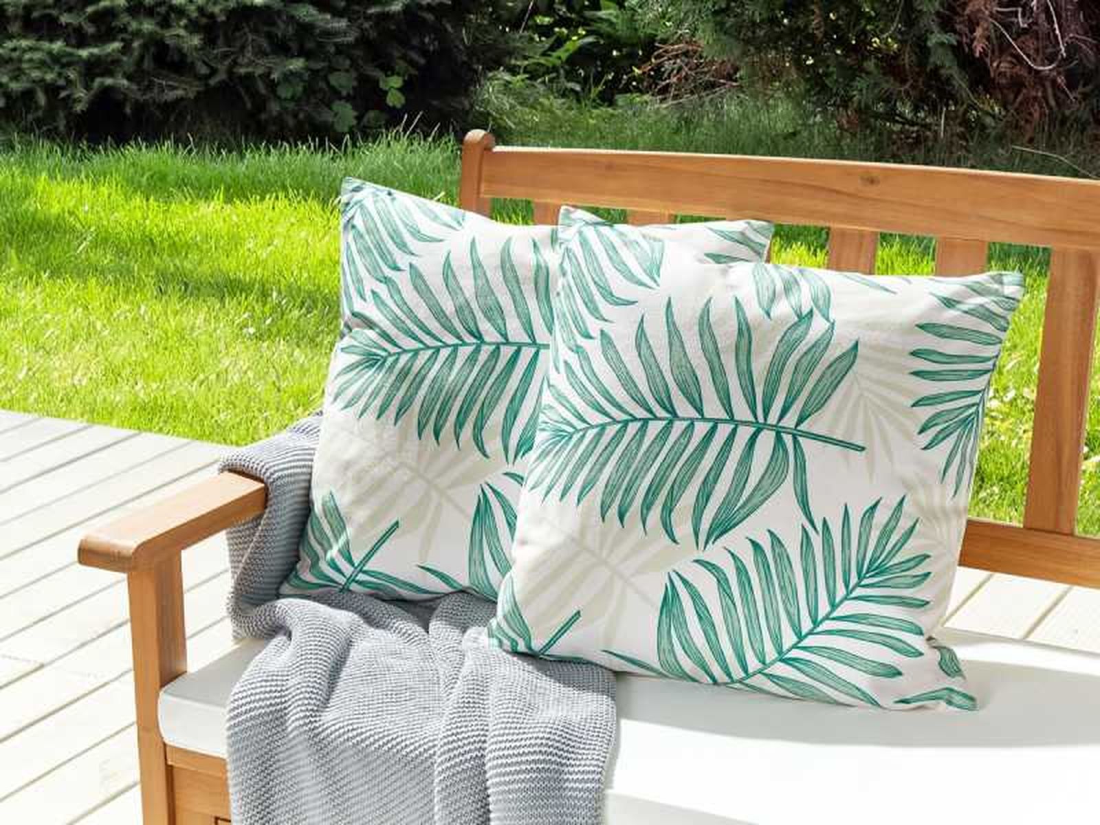 Cojines de exterior con estampado tropical POGGIO. Cojines de exterior con estampado tropical POGGIO.