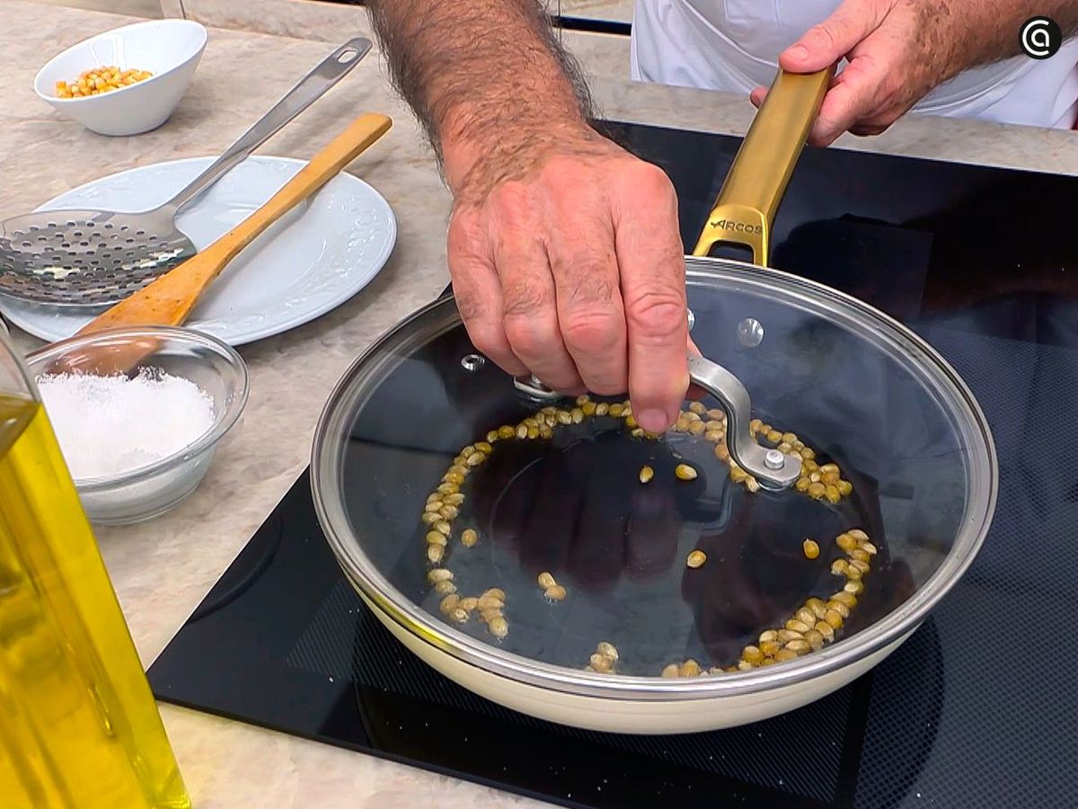 Hacer las palomitas de maíz para acompañar la crema de brócoli