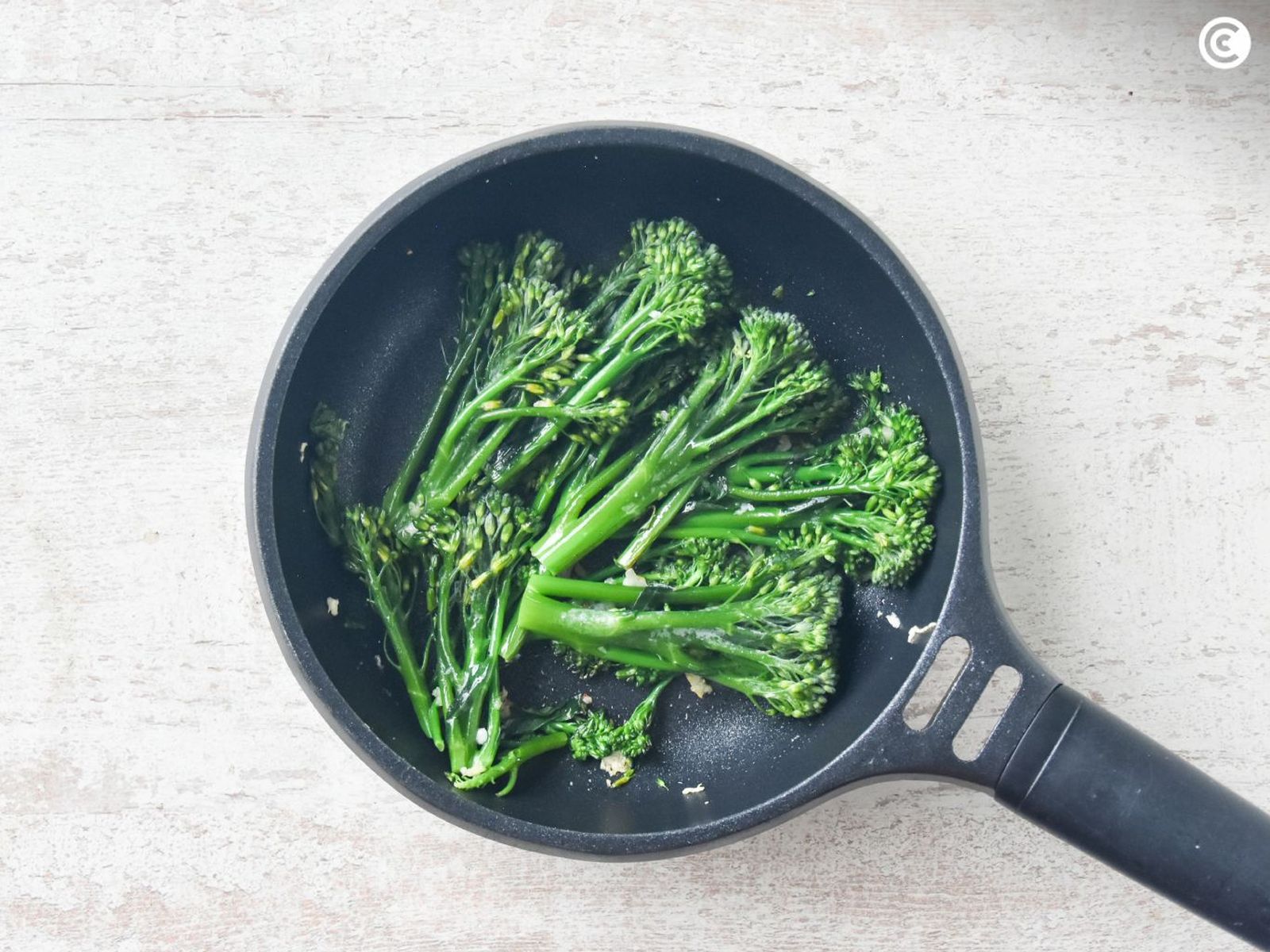 Saltear el brócoli o bimi para la quiche de salmón Saltear el brócoli o bimi para la quiche de salmón