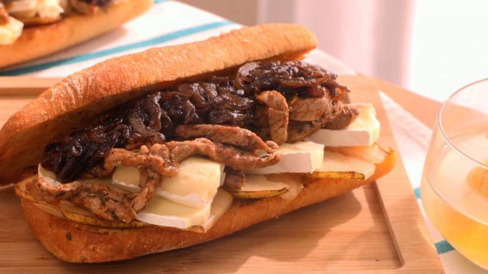 Disfruta de este bocadillo gourmet, donde la combinación de sabores intensos y dulces se une en cada bocado Disfruta de este bocadillo gourmet, donde la combinación de sabores intensos y dulces se une en cada bocado