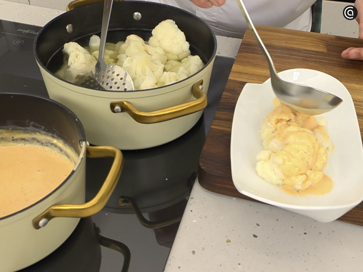 Napa la coliflor con salsa aurora, añade queso rallado por encima y gratina hasta dorar