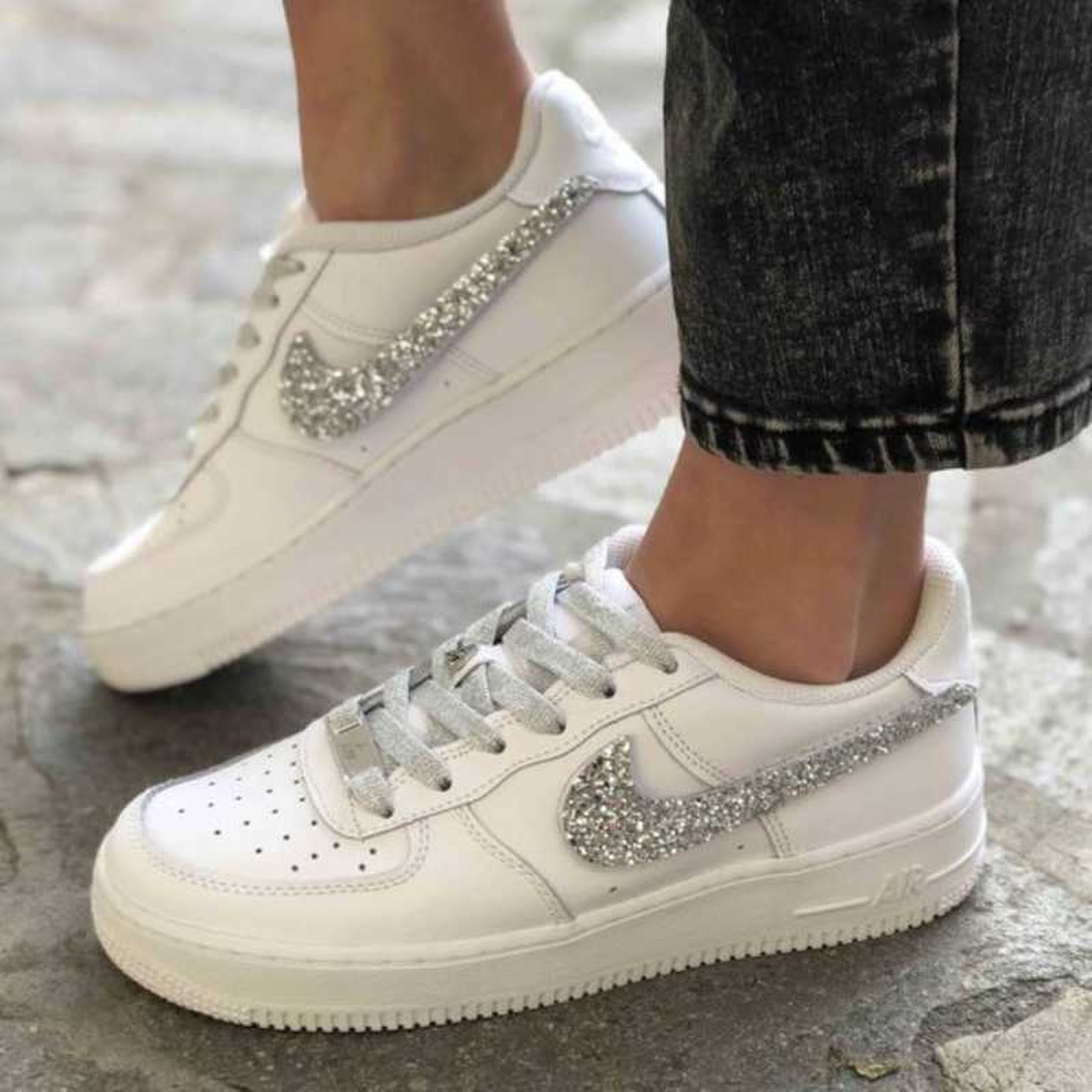 Zapatillas Nike Air Force con el logo decorado con glitter plateado. Zapatillas Nike Air Force con el logo decorado con glitter plateado.