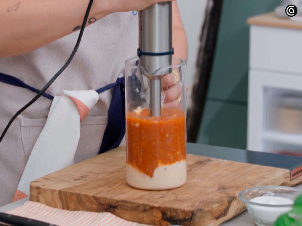 Tritura la salsa junto con el queso ricotta
