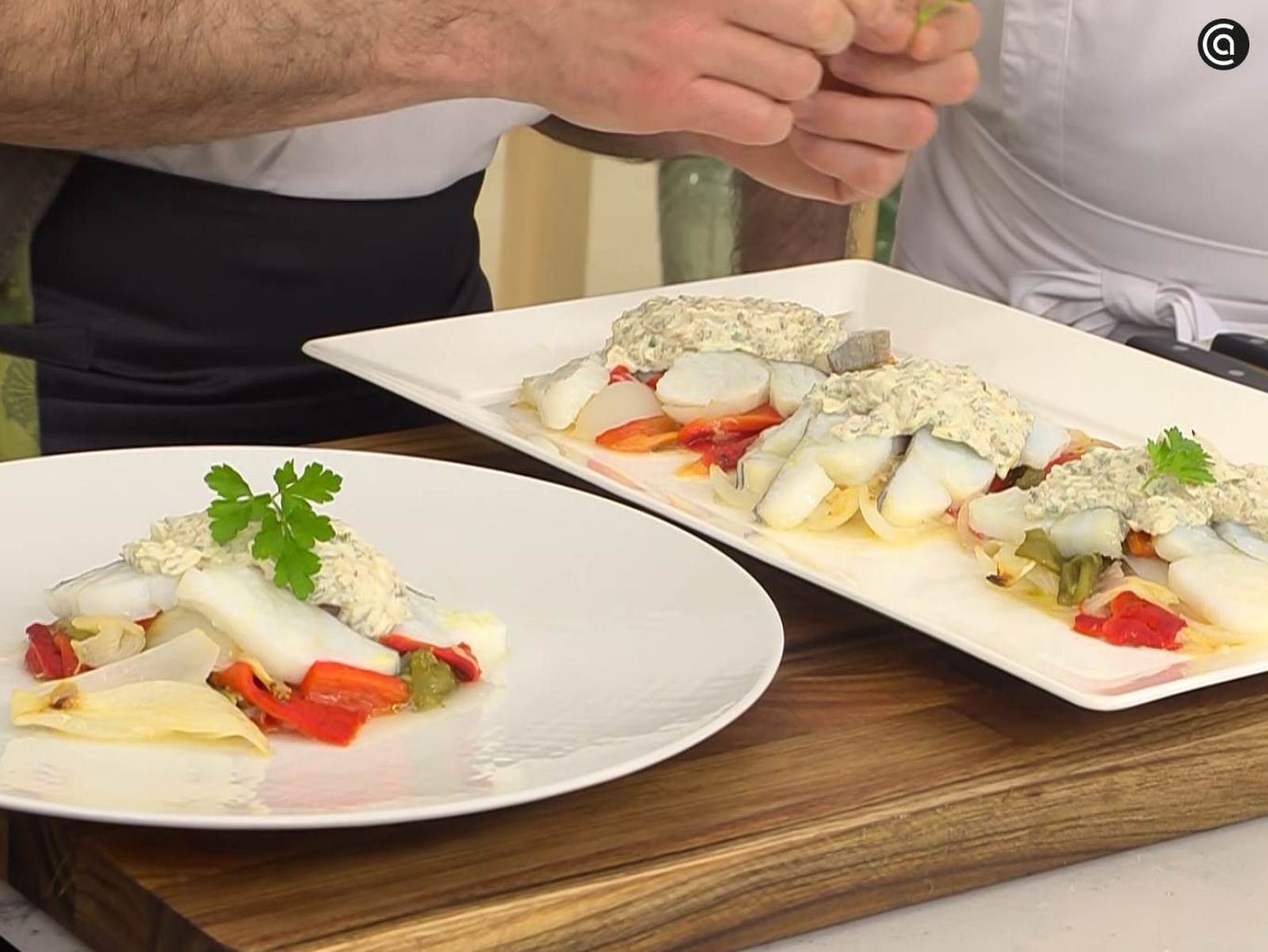 Sirve las láminas de bacalao con piperrada y salsa tártara Sirve las láminas de bacalao con piperrada y salsa tártara