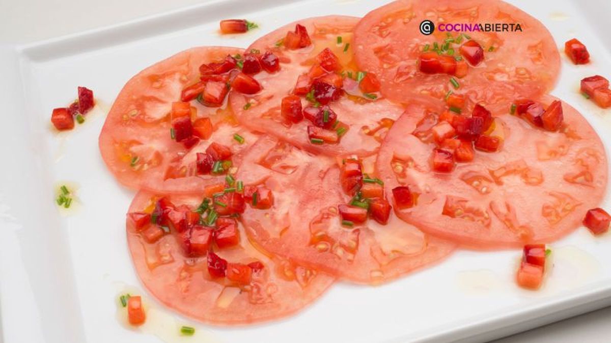 Ensalada de tomate con vinagreta de fresas