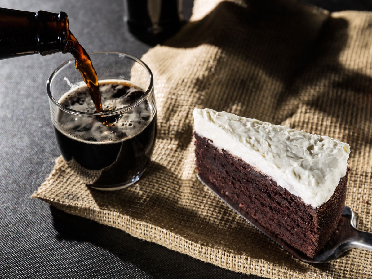 Del vaso al horno: la cerveza negra se convierte en el secreto del chocolate más jugoso.