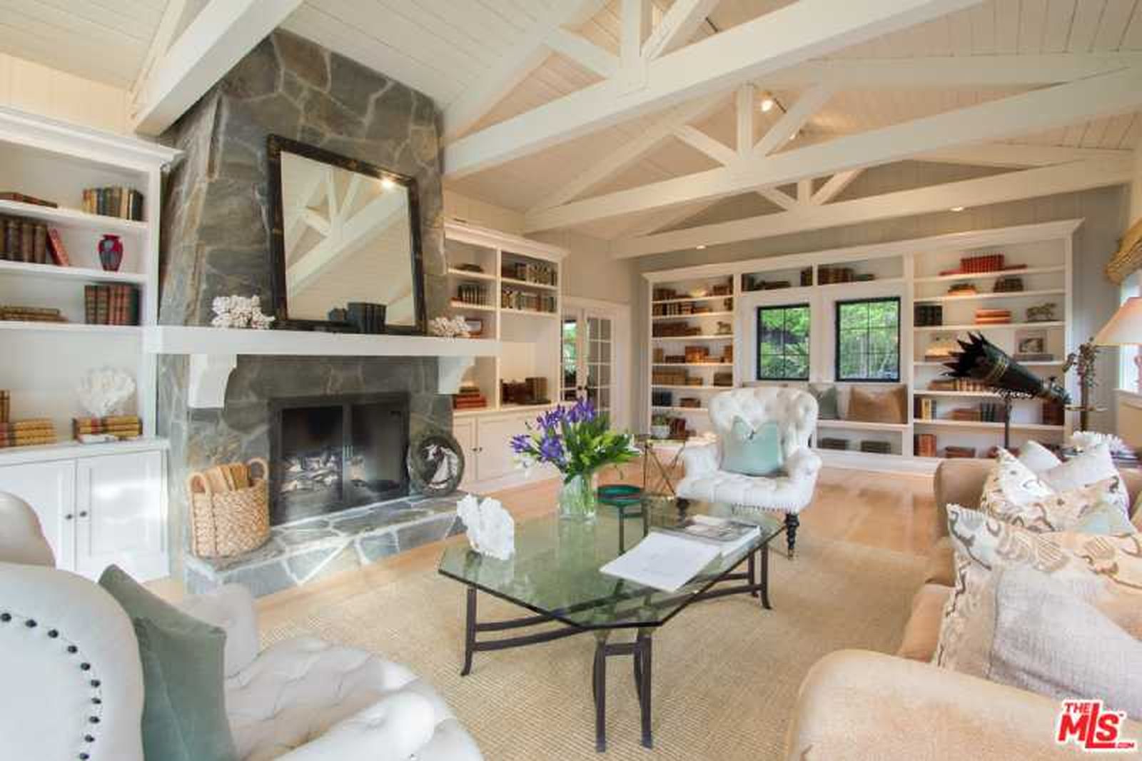 El salón con chimenea de la casa de Timothée Chalamet. El salón con chimenea de la casa de Timothée Chalamet.