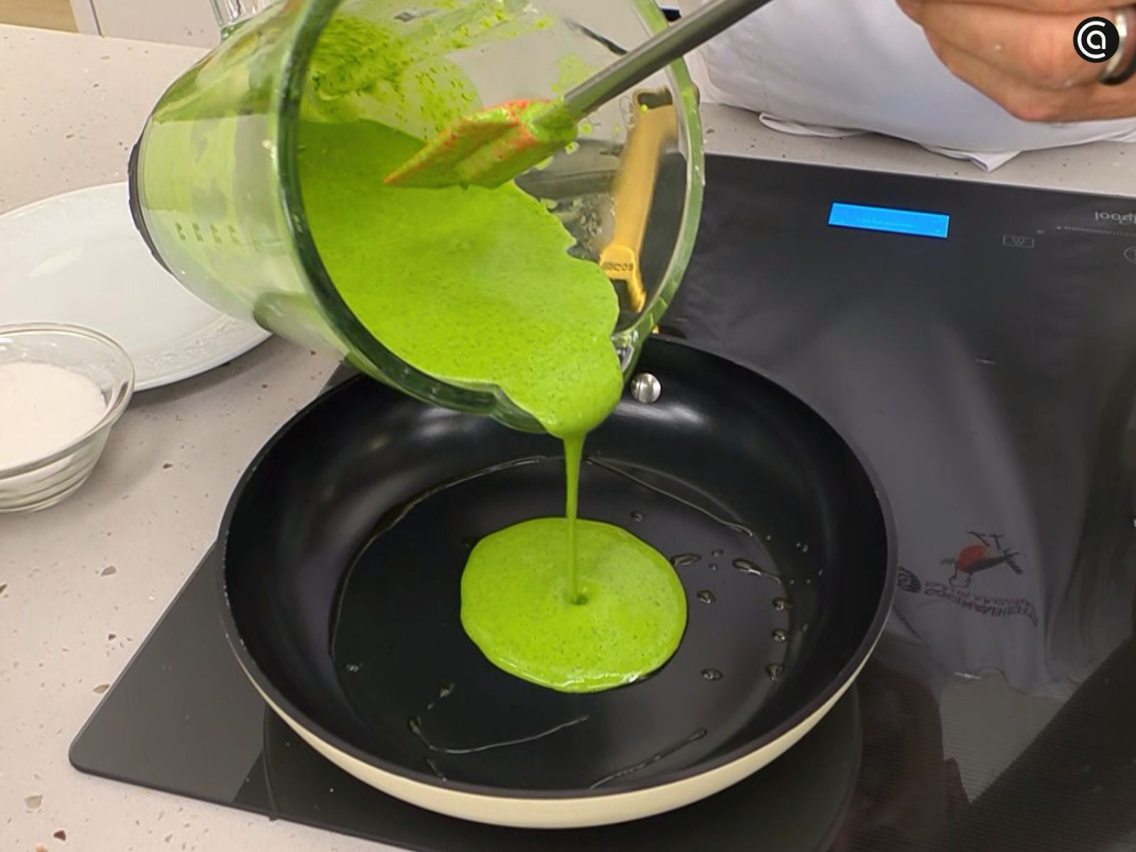 Vierte la masa de espinacas en la sartén caliente para formar los crepes.