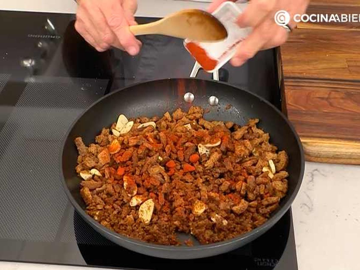 Añade el pimentón y cocina