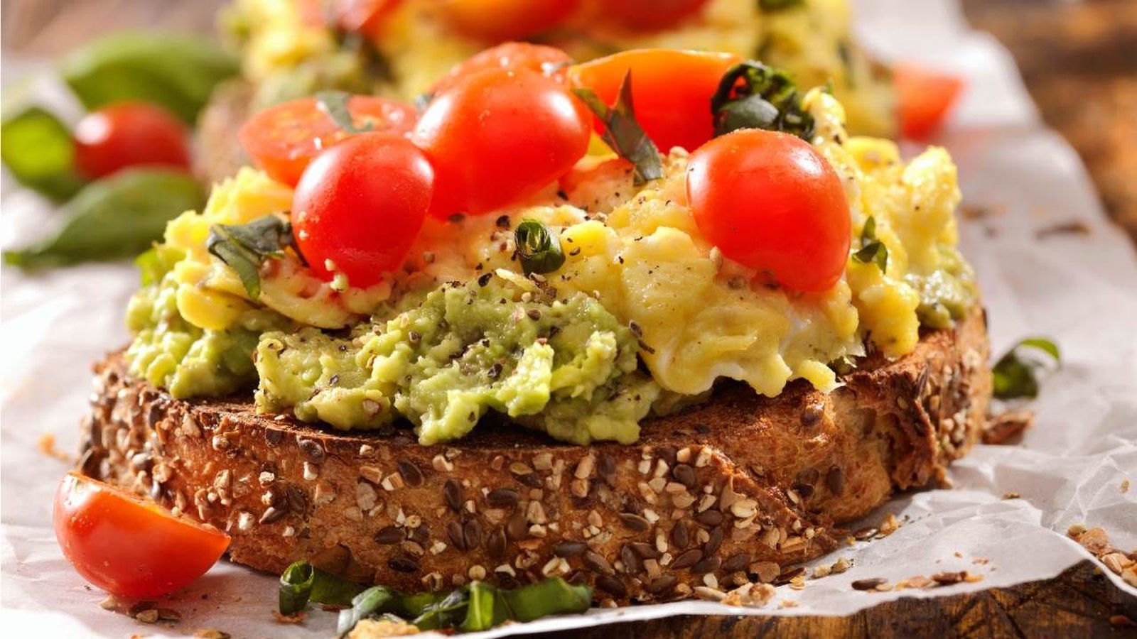 tostada con aguacate y huevo 1 tostada con aguacate y huevo 1
