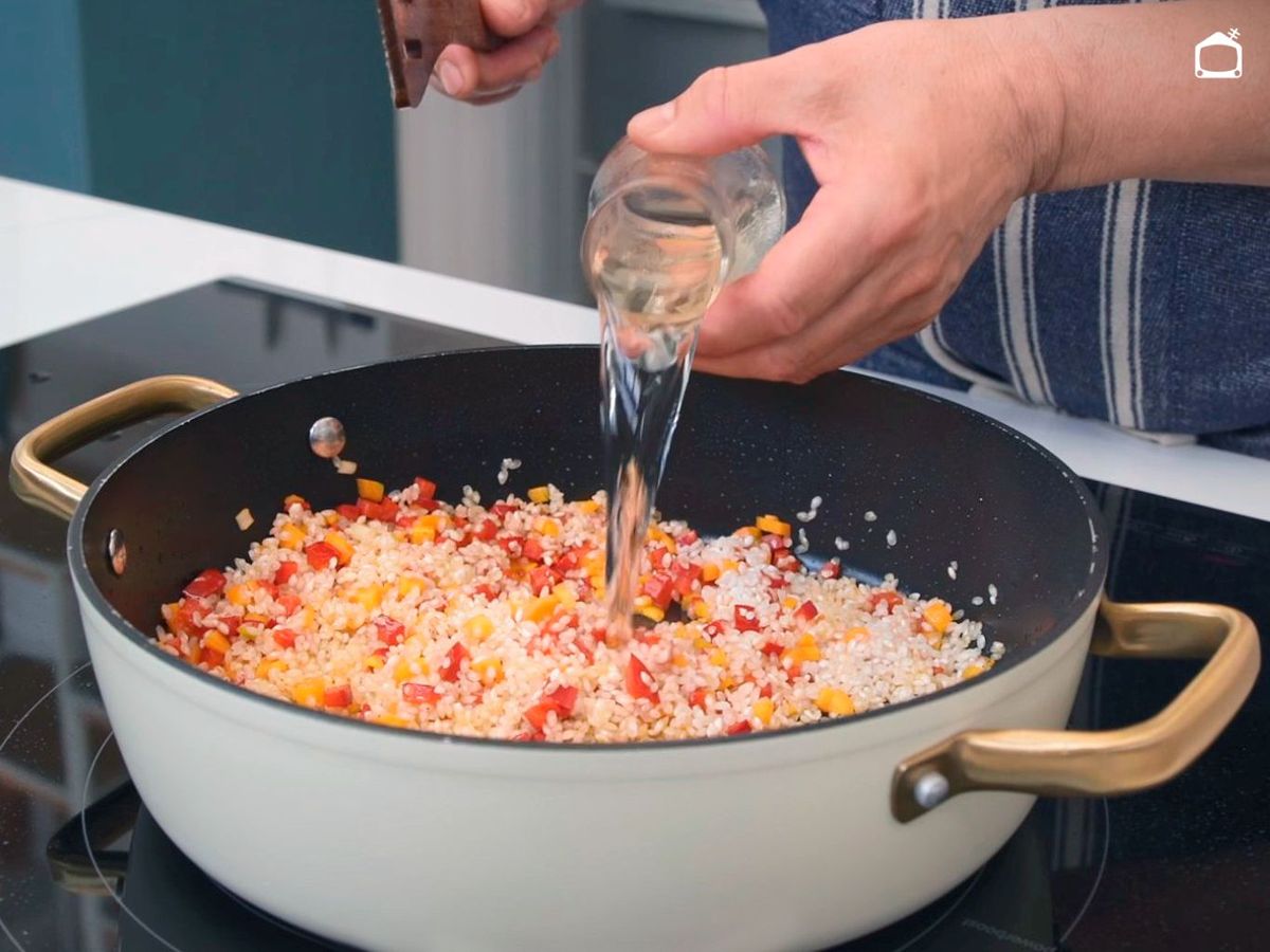 Añade vino al arroz con atún