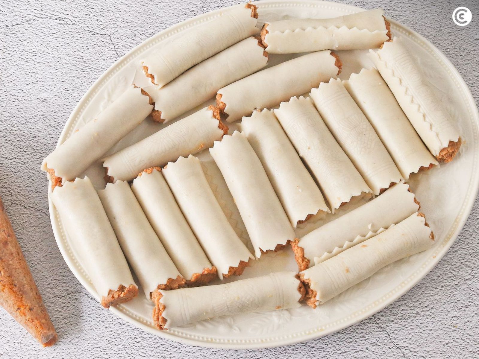 Rellenar la pasta para hacer los canelones de San Esteban