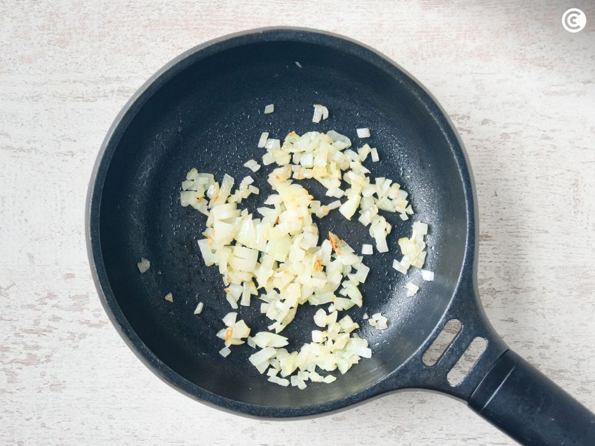 Sofreír la cebolla para los huevos al plato