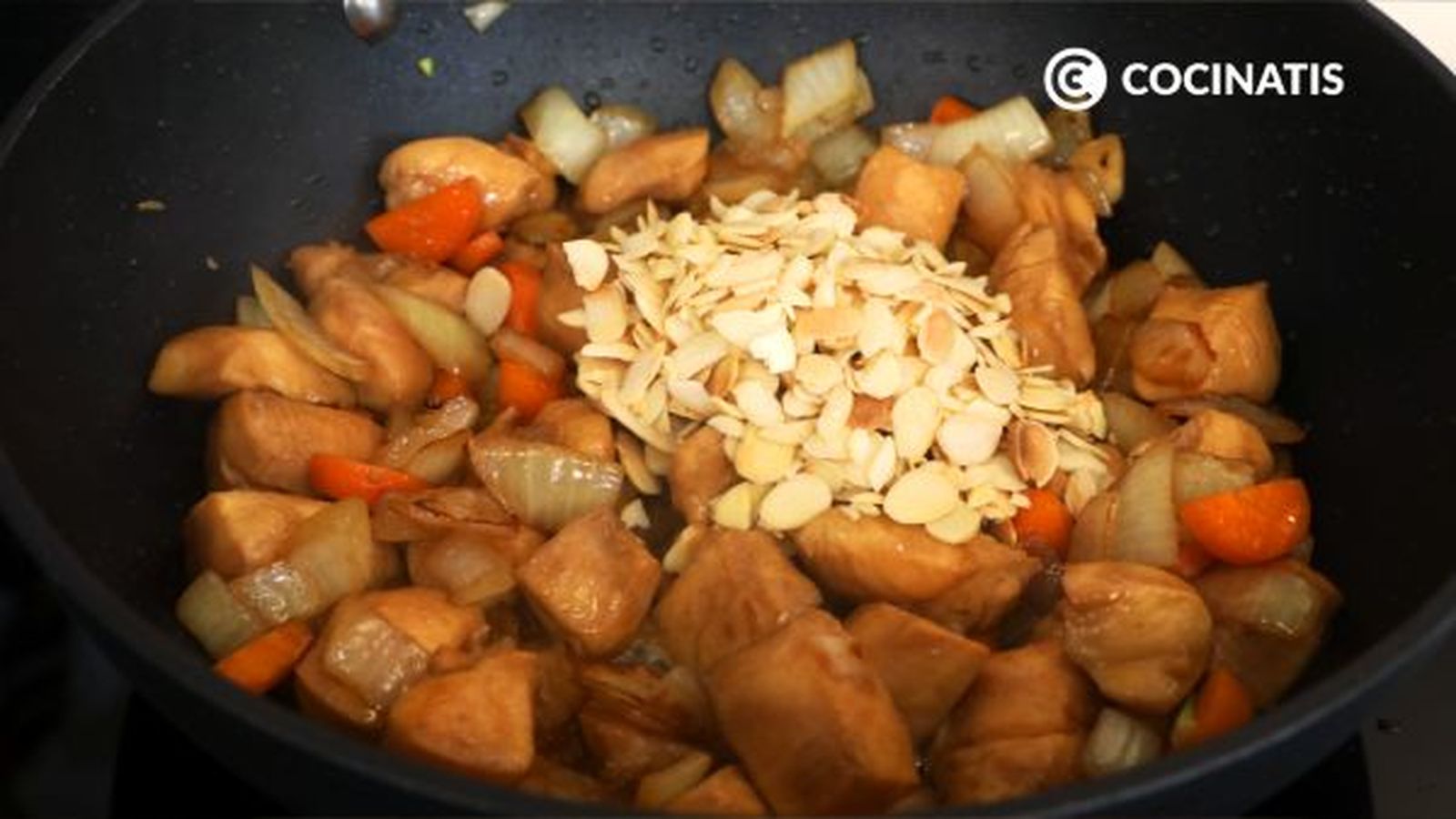 Agrega las almendras y sofríe CTIS0993 receta pollo con almendras paso 5