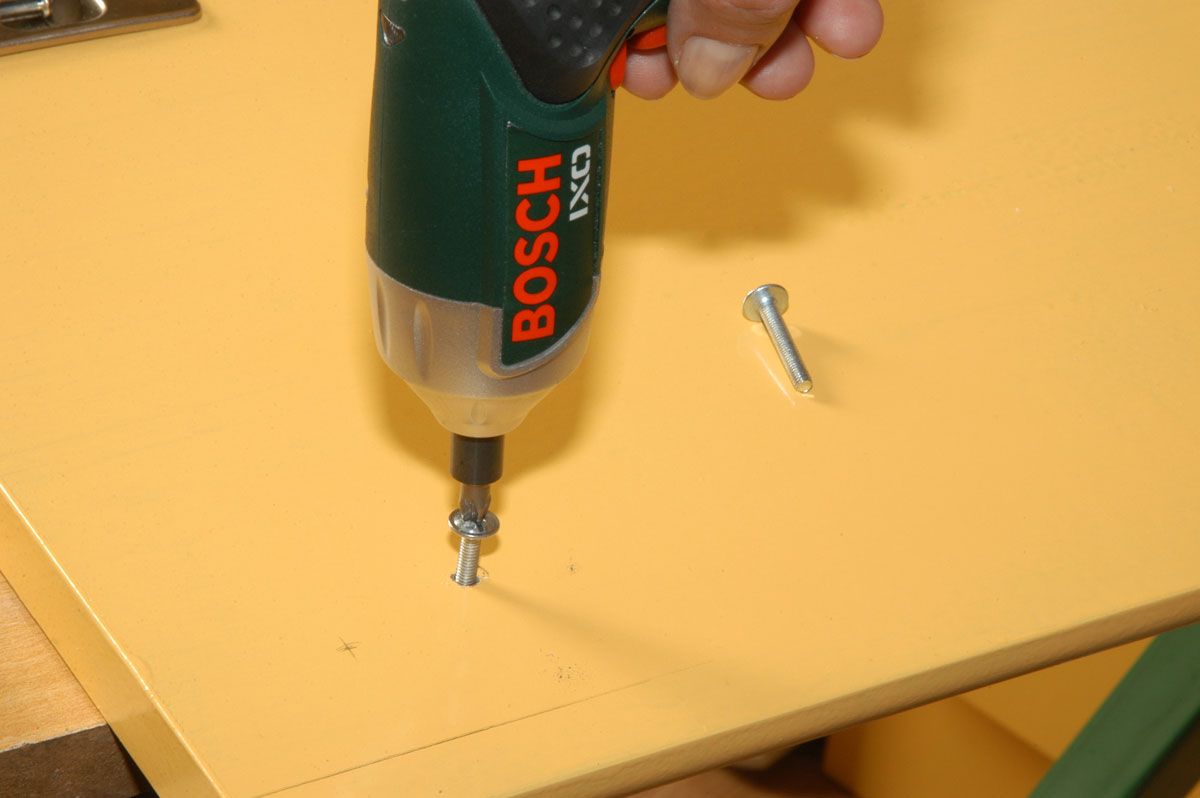 Cerradura para puerta de armario paso 4