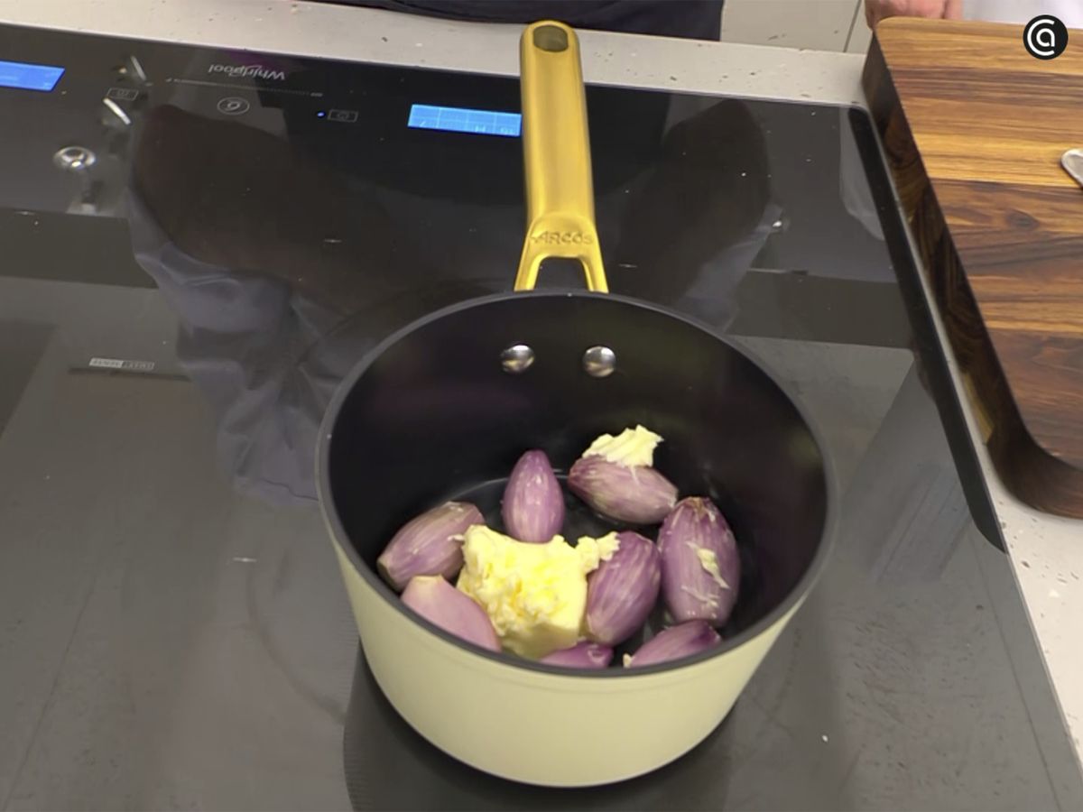 Agrega la mantequilla y cocina a fuego suave